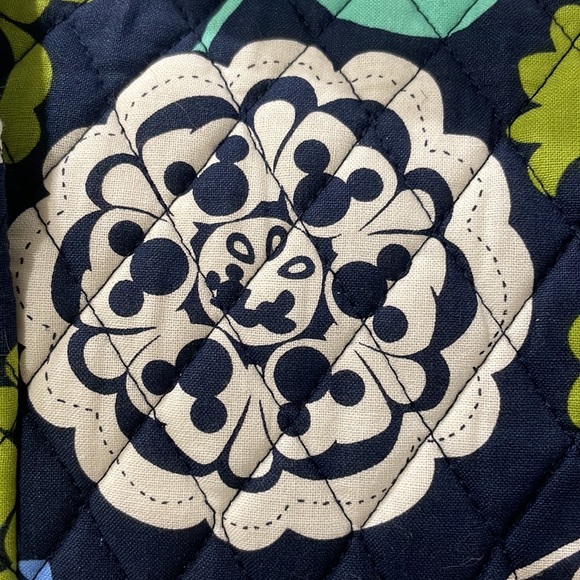 Disney Vera Bradley Duffle in Where’s Mickey - NWT Retired Design - Picture 7 of 10